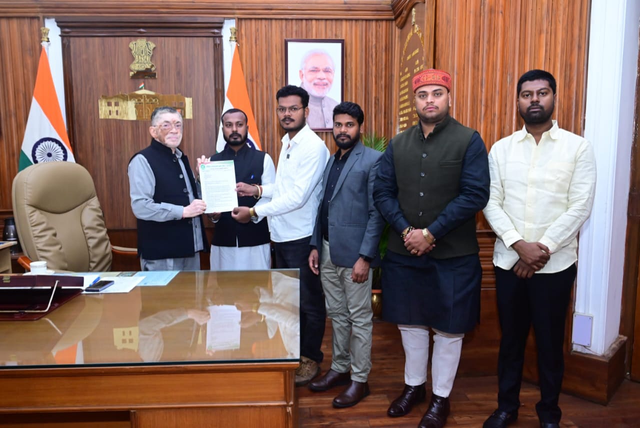 राज्यपाल से मुलाकात की तस्वीर