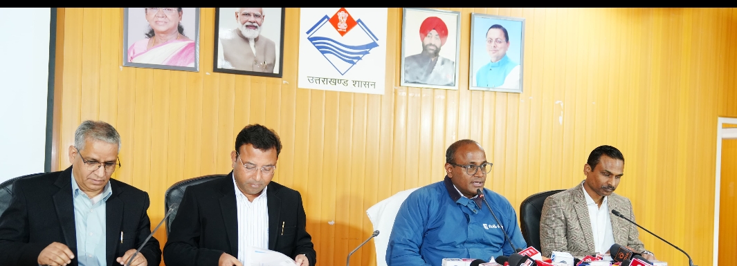 मुख्य निर्वाचन अधिकारी डॉ. बीवीआरसी पुरुषोत्तम पत्रकारों से बातचीत करते। मुख्य निर्वाचन अधिकारी डॉ. बीवीआरसी पुरुषोत्तम पत्रकारों से बातचीत करते।
