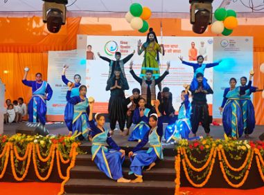 सांस्कृतिक कार्यक्रम पेश करते कलाकार सांस्कृतिक कार्यक्रम पेश करते कलाकार
