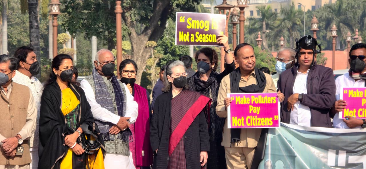 दिल्ली में प्रदूषण पर विरोध करती सोनिया गांधी व अन्य
