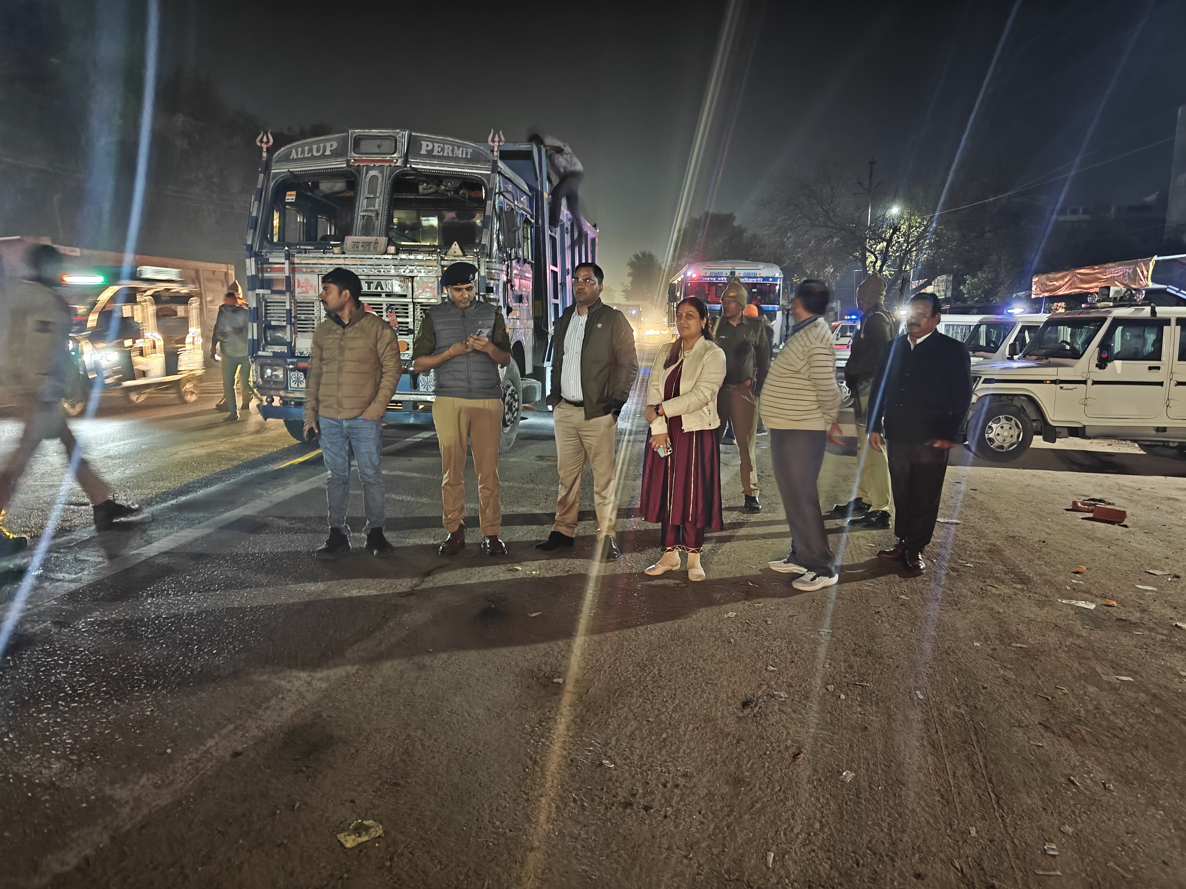 चेकिंग के दौरान अधिकारियों का छायाचित्र चेकिंग के दौरान अधिकारियों का छायाचित्र