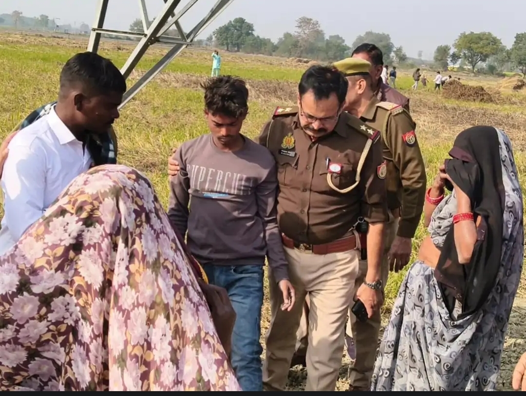 फोटो साकुशल युवक को परिजनों को सौंपते पुलिसकर्मी