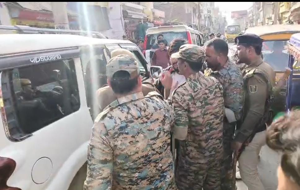 मौके पर मौजूद पुलिस