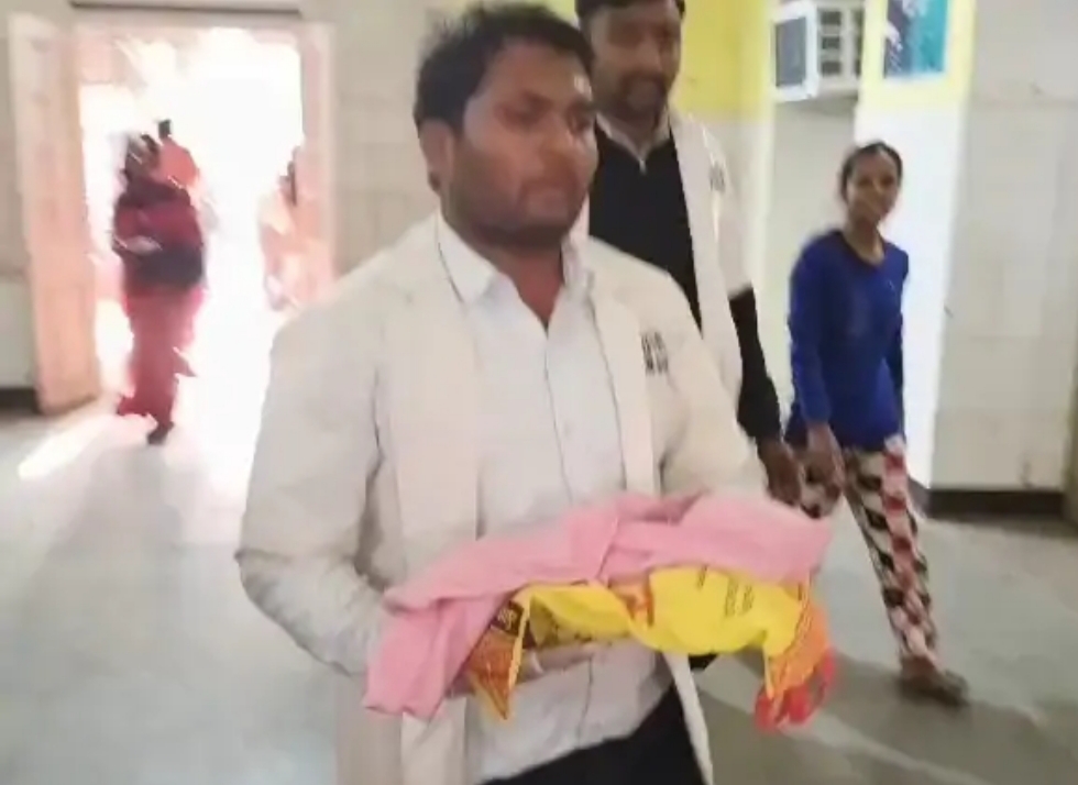 अस्पताल में मृत बच्चे को लिए हुए