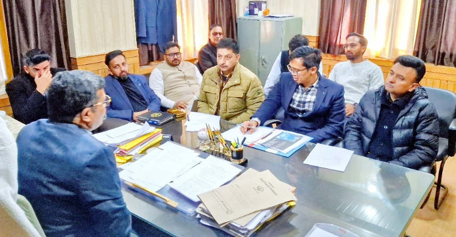 विंटर कार्निवाल की तैयारियों के लिये विचार-विमर्श करते प्रशासन एवं होटल एसोसिएशन के पदाधिकारी।