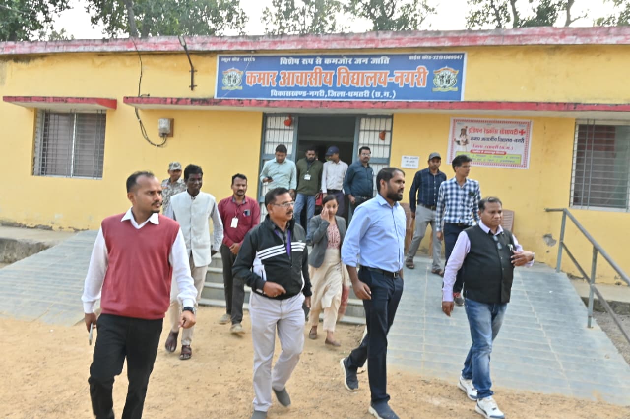 कमार जनजाति आवासीय विद्यालय का निरीक्षण करते हुए कलेक्टर अबिनाश मिश्रा.