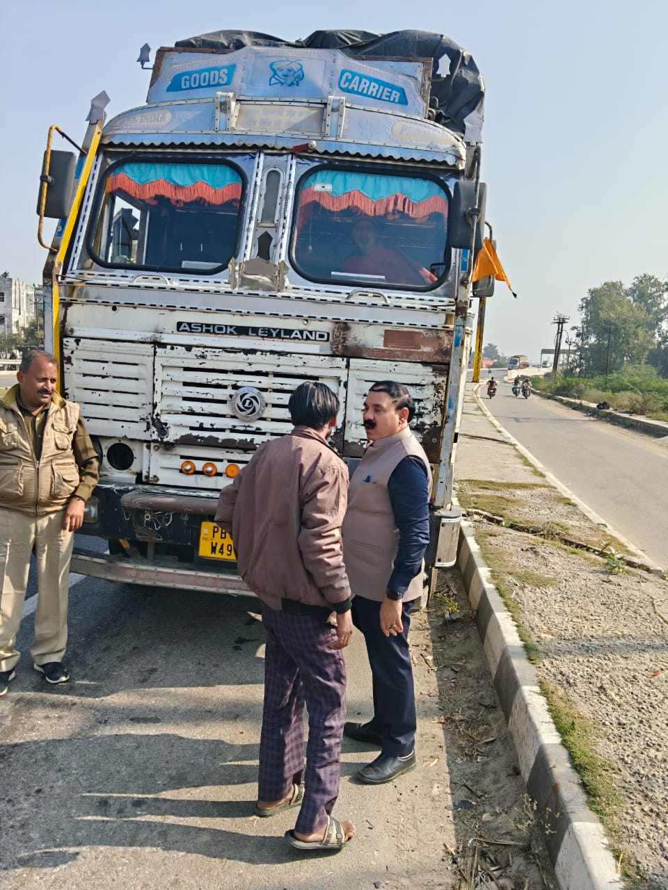 ट्रकों के चालान करते एआरटीओ