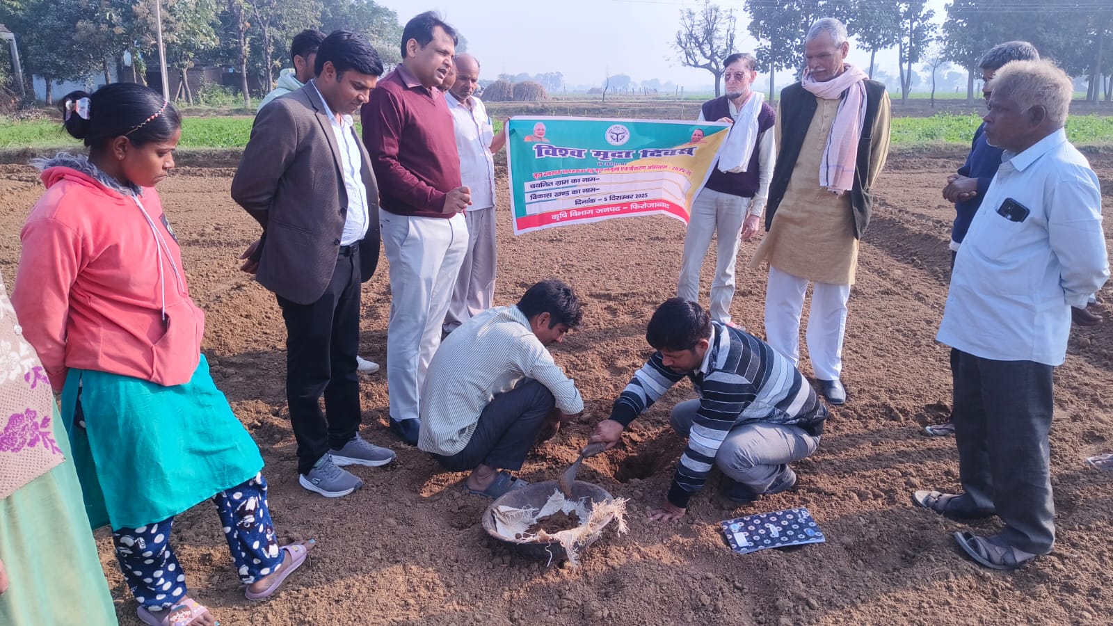 पौधारोपण करते हुए टीम पौधारोपण करते हुए टीम