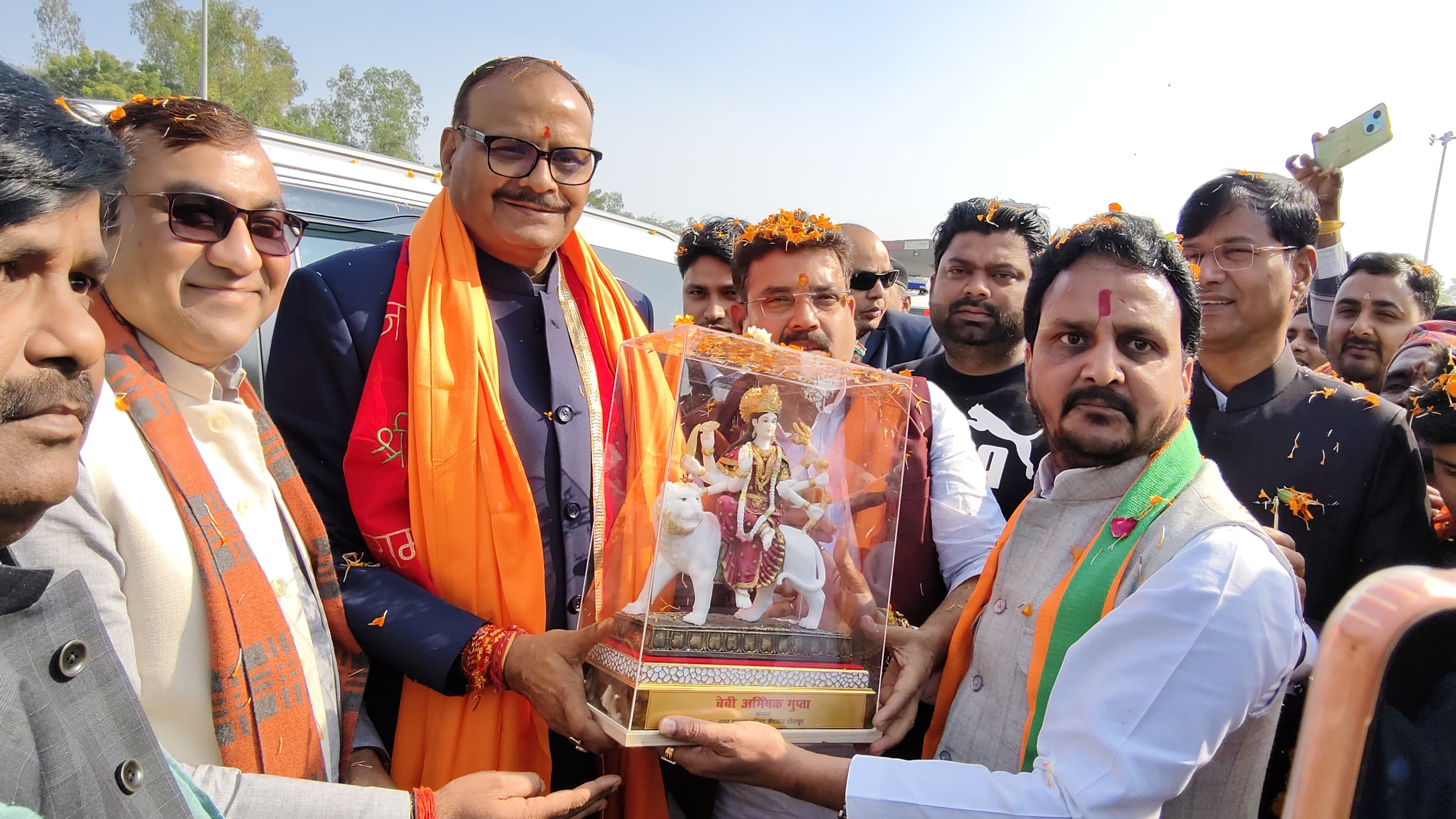 खैराबाद टोल प्लाजा पर स्वागत करते नगर पालिका अध्यक्ष प्रतिनिधि अभिषेक गुप्ता जिला अध्यक्ष राजेश शुक्ला