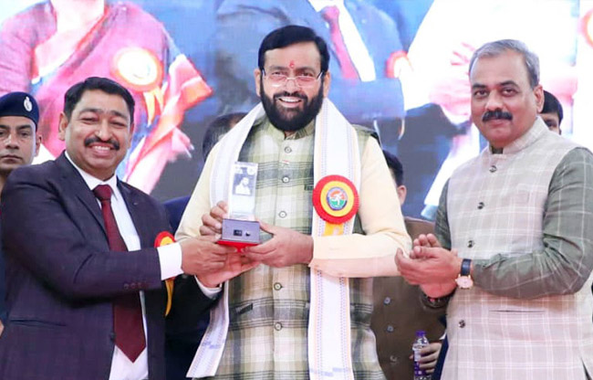 सोनीपत मुख्यमंत्री नायब सैनी को खेल विश्वविद्यालय राई के कुलपति अशोक कुमार स्मृति चिह्न देते हुए