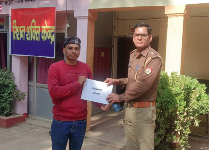 साइबर क्राइम टीम को धन्यवाद जताते पीडित आशीष यादव। साइबर क्राइम टीम को धन्यवाद जताते पीडित आशीष यादव।