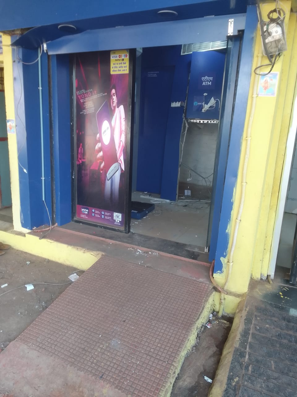 सीसीटीवी में स्प्रे डालकर गोसलपुर में की वारदात, एक एटीएम में नाकाम, दूसरा उखाड़कर ले भागे