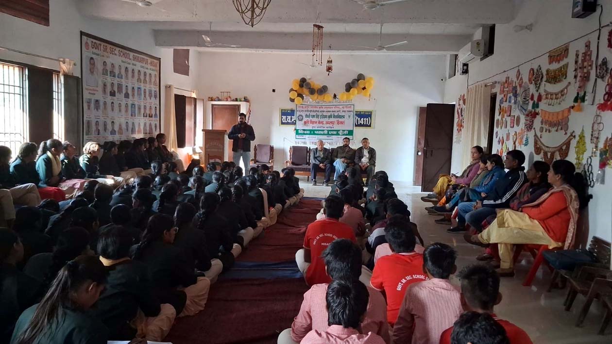 राजकीय वरिष्ठ माध्यमिक विद्यालय, शिकारपुर में विद्यार्थियों को जागरूक करते कृषि वैज्ञानिक। राजकीय वरिष्ठ माध्यमिक विद्यालय, शिकारपुर में विद्यार्थियों को जागरूक करते कृषि वैज्ञानिक।
