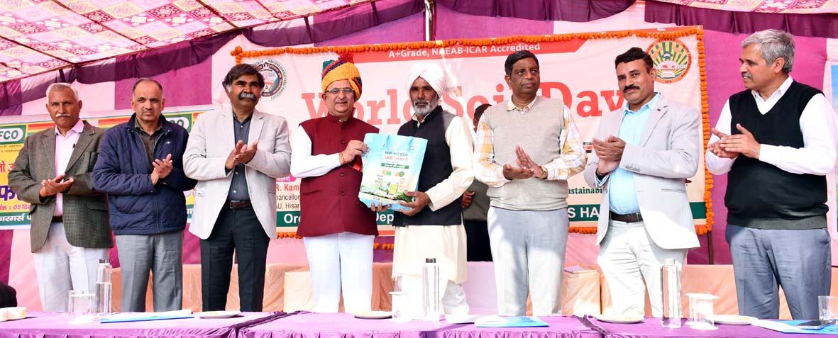 विजेता किसानों को पुरस्कृत करते कुलपति प्रो. बीआर कम्बोज। विजेता किसानों को पुरस्कृत करते कुलपति प्रो. बीआर कम्बोज।