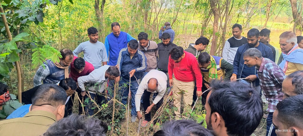 कुएँ से लाश को निकलवाते हुए ग्रामीण