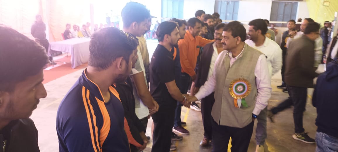 कुलसाचिव खिलाडीओ से परिचय प्राप्त करते