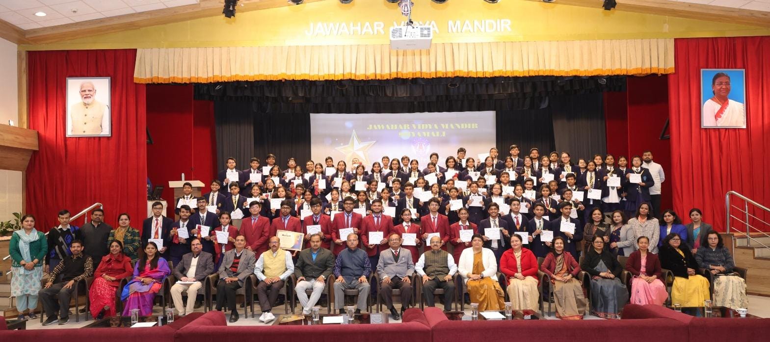 कार्यक्रम में सम्मानित छात्रगण