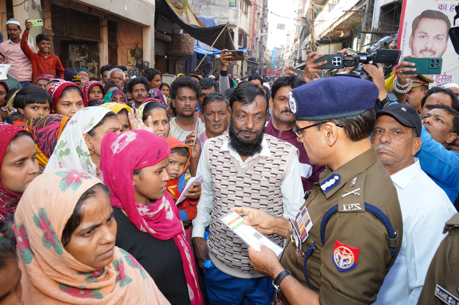 लोगों से आधार कार्ड के जरिये पूछताछ करते पुलिस आयुक्त रघुबीर लाल लोगों से आधार कार्ड के जरिये पूछताछ करते पुलिस आयुक्त रघुबीर लाल