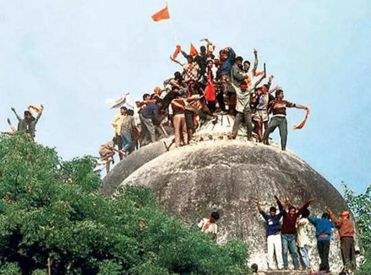 इतिहास के पन्नों में 06 दिसंबर : 1992 में अयोध्या में विवादित ढांचा गिराया गया इतिहास के पन्नों में 06 दिसंबर : 1992 में अयोध्या में विवादित ढांचा गिराया गया