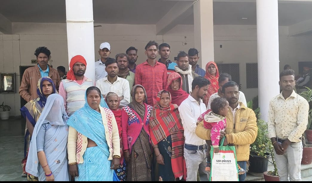 प्रदर्शन करते बाढ़ पीड़ित