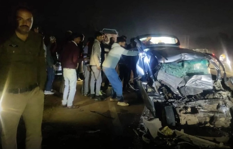 ट्रक और कार की जोरदार भिड़ंत