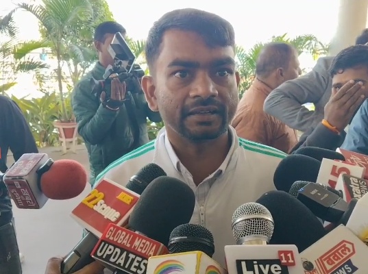 विधानसभा में मीडिया से बात करते जयराम महतो