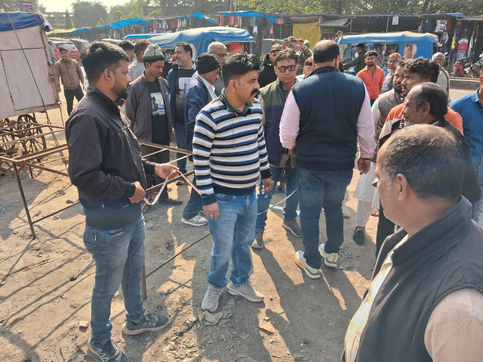 अतिक्रमणकारियों को हटवाते कर्मचारी