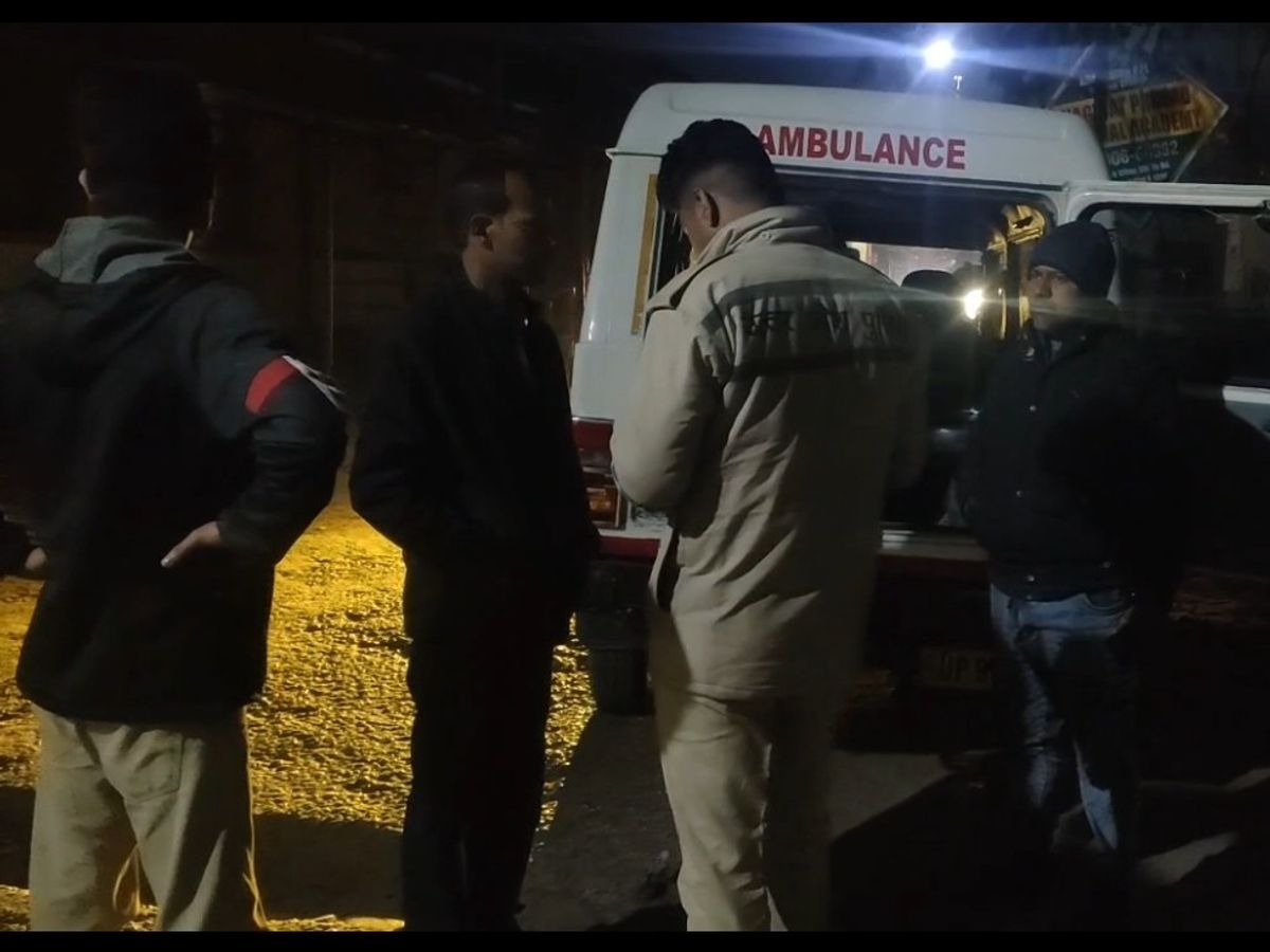 घायल को अस्पताल ले जाती एम्बुलेंस घायल को अस्पताल ले जाती एम्बुलेंस