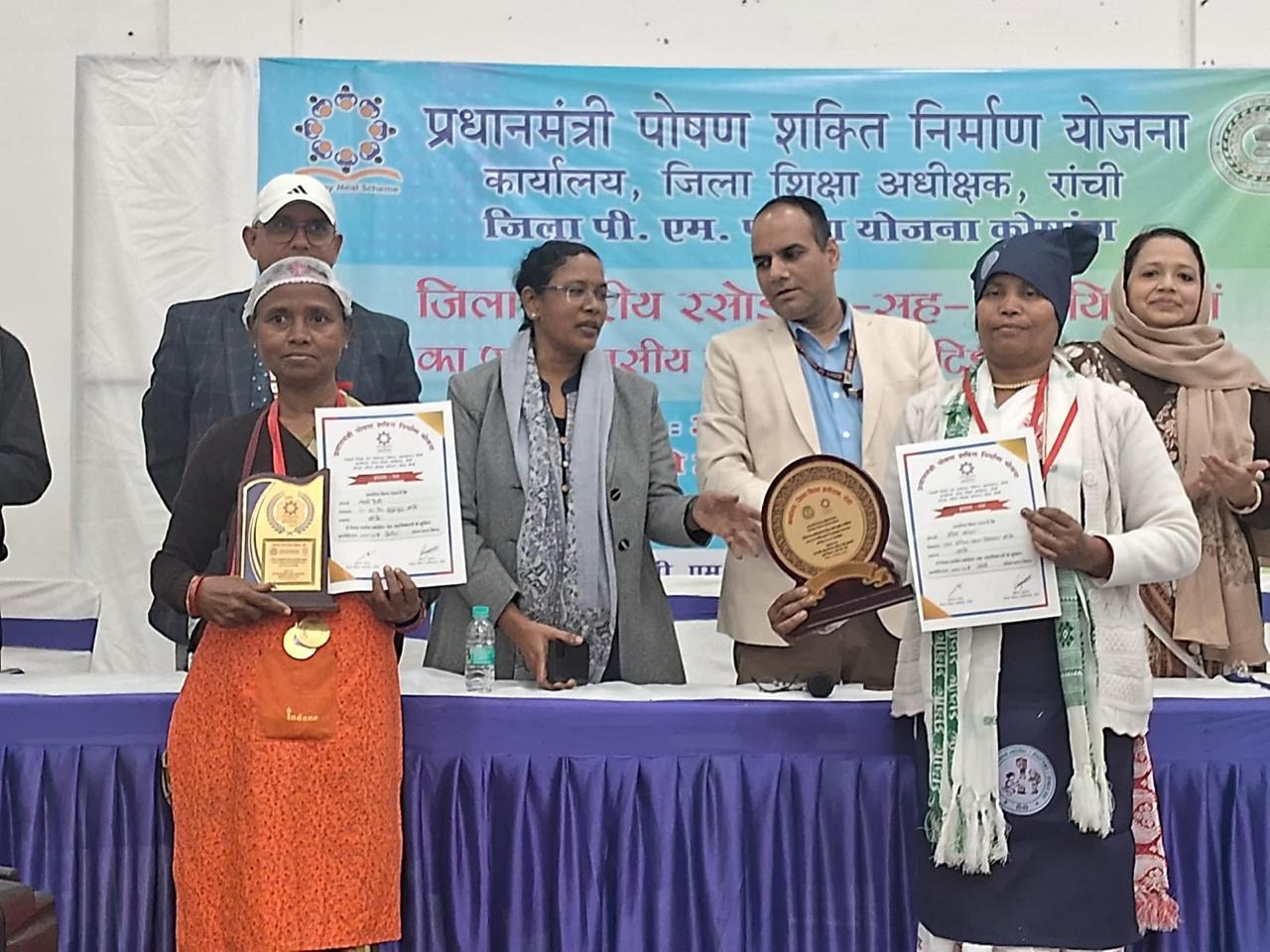 सम्‍मानित होती विजेता प्रतिभागी