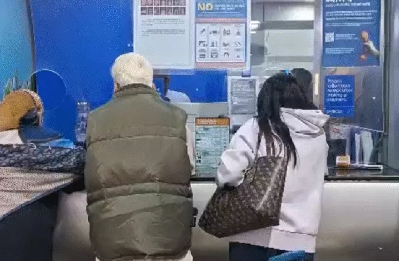 इंदौर एयरपोर्ट पर यात्री पूछताछ करते हुए