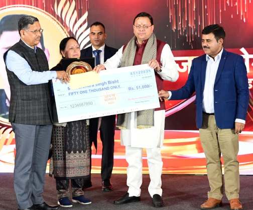 सैनिक परिजनाें काे सम्मानित करते मुख्यमंत्री। सैनिक परिजनाें काे सम्मानित करते मुख्यमंत्री।