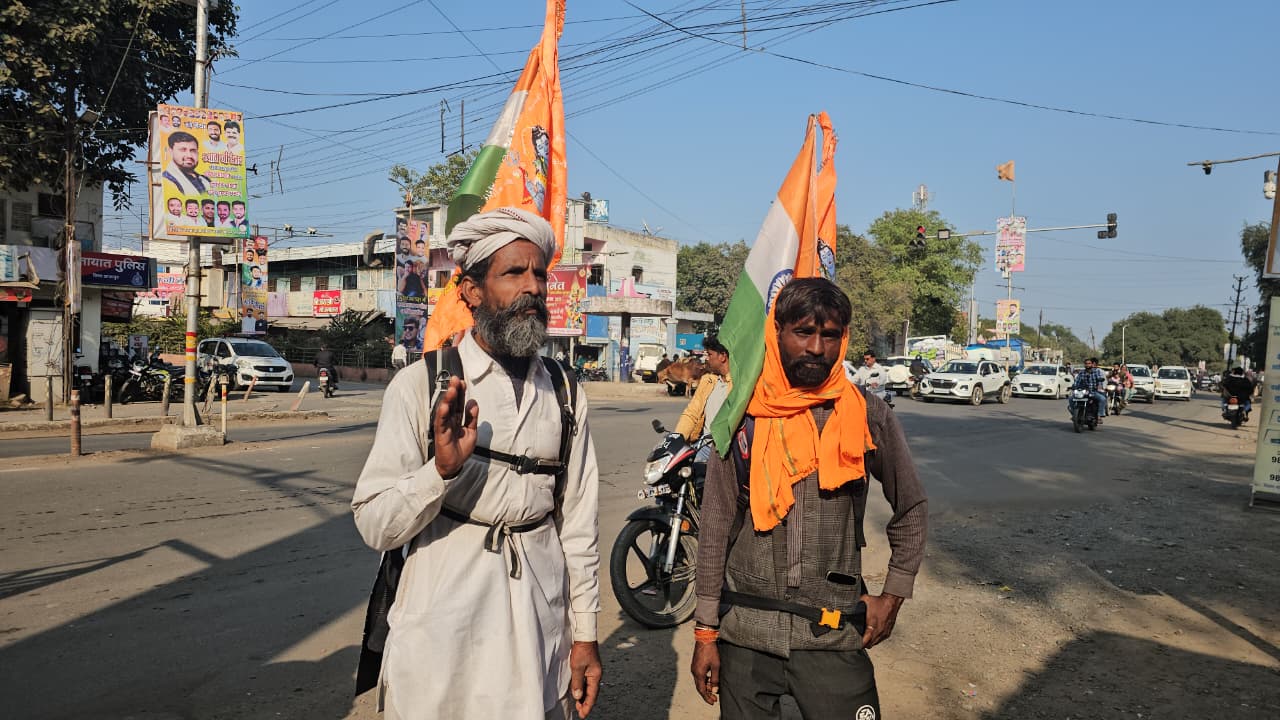 सफाई कर स्वच्छता का संदेश देते सैफुद्दीन.