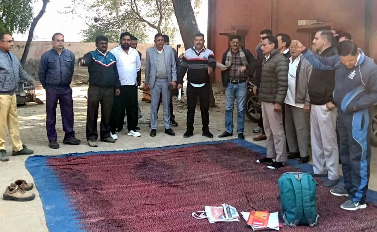 गेट मीटिंग के दौरान नारेबाजी करते यूनियन पदाधिकारी।