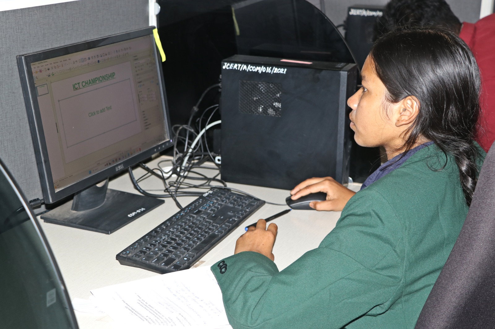 प्रतियोगिता में सवाल को हल करती छात्रा