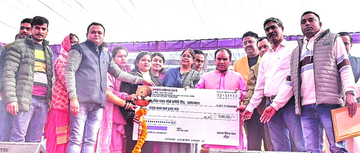 ऋण के चैक वितरित करते हुए ऋण के चैक वितरित करते हुए