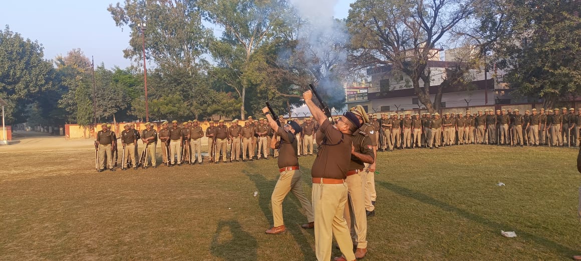 दंगा नियंत्रण का अभ्यास करा रही जपु दंगा नियंत्रण का अभ्यास करा रही जपु