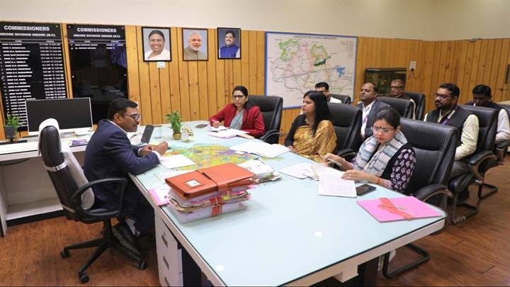 गोपाल मंदिर शॉपिंग कॉम्प्लेक्स इंदौर की दुकानों के संचालन को लेकर संभागायुक्त कार्यालय में बैठक