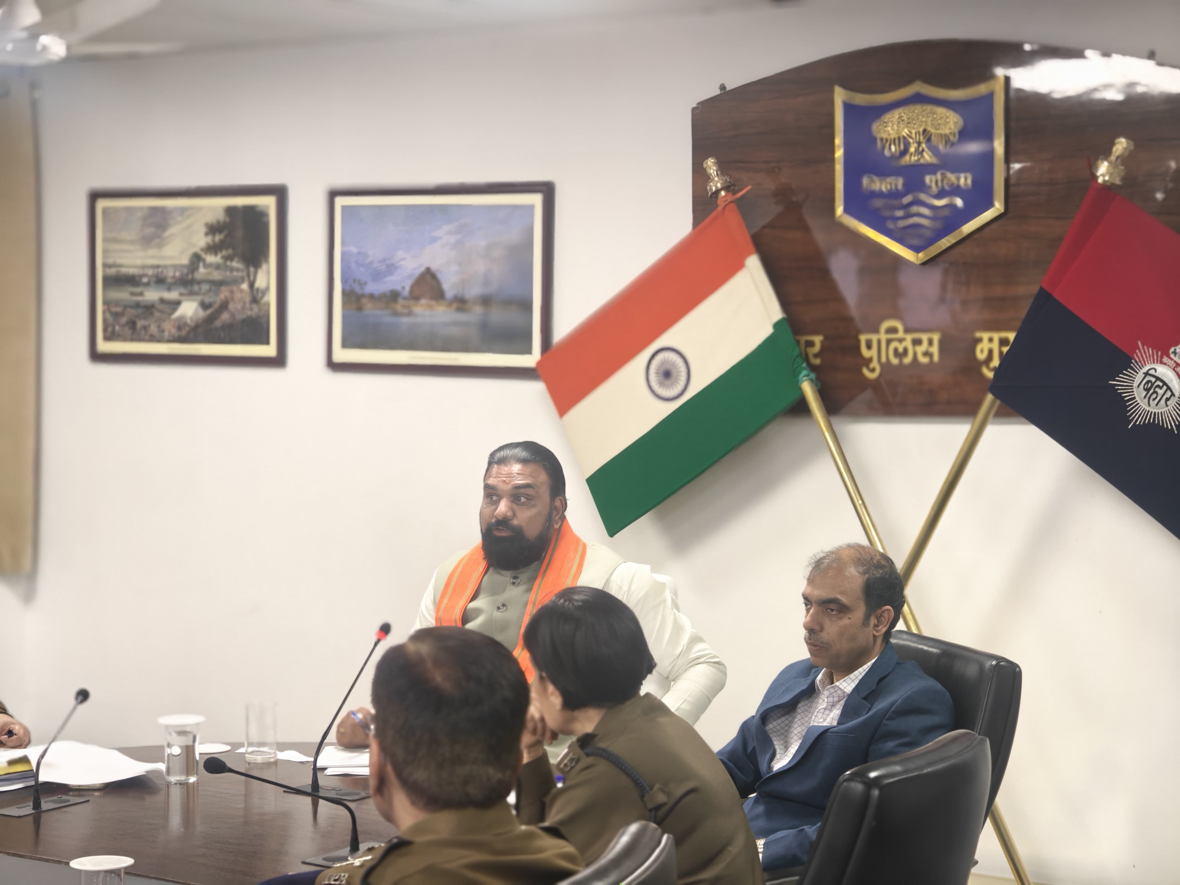 पुलिस मुख्यालय में बैठक के दौरान गृहमंत्री सम्राट चौधरी