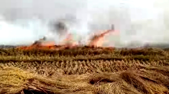 पराली बुझाते ग्रामीण पश्चिम मेदिनीपुर