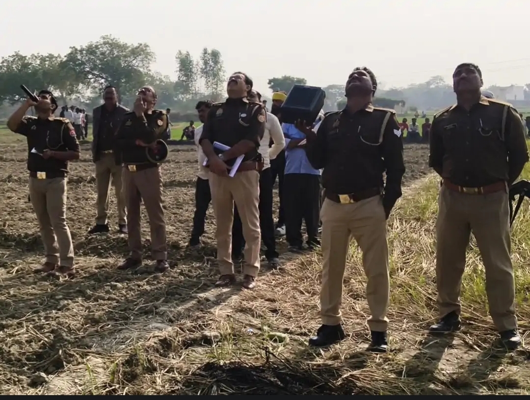 फोटो टावर पर चढ़े युवक को समझते पुलिसकर्मी