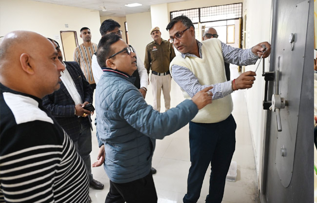 सोनीपत-उपायुक्त सुशील सारवान राजनैतिक दलों प्रतिनिधियों संग ईवीएम वेयर हाउस का निरीक्षण करते हुए.