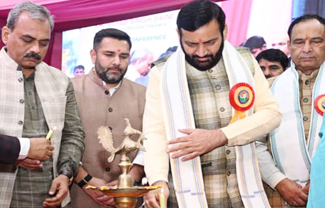 सोनीपत मुख्यमंत्री नायब सैनी खेल विश्वविद्यालय राई में आधुनिक खेल प्रबंधन का भारतीय मॉडल पर आयोजति कार्यक्रम में दीप प्रज्जवलित करते हुए