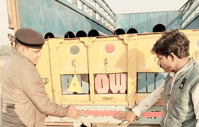 सोनीपत पुलिस ने Road Accident ओं की रोकथाम के लिए वाहनों पर रिफ्लेक्टर लगाते हुए