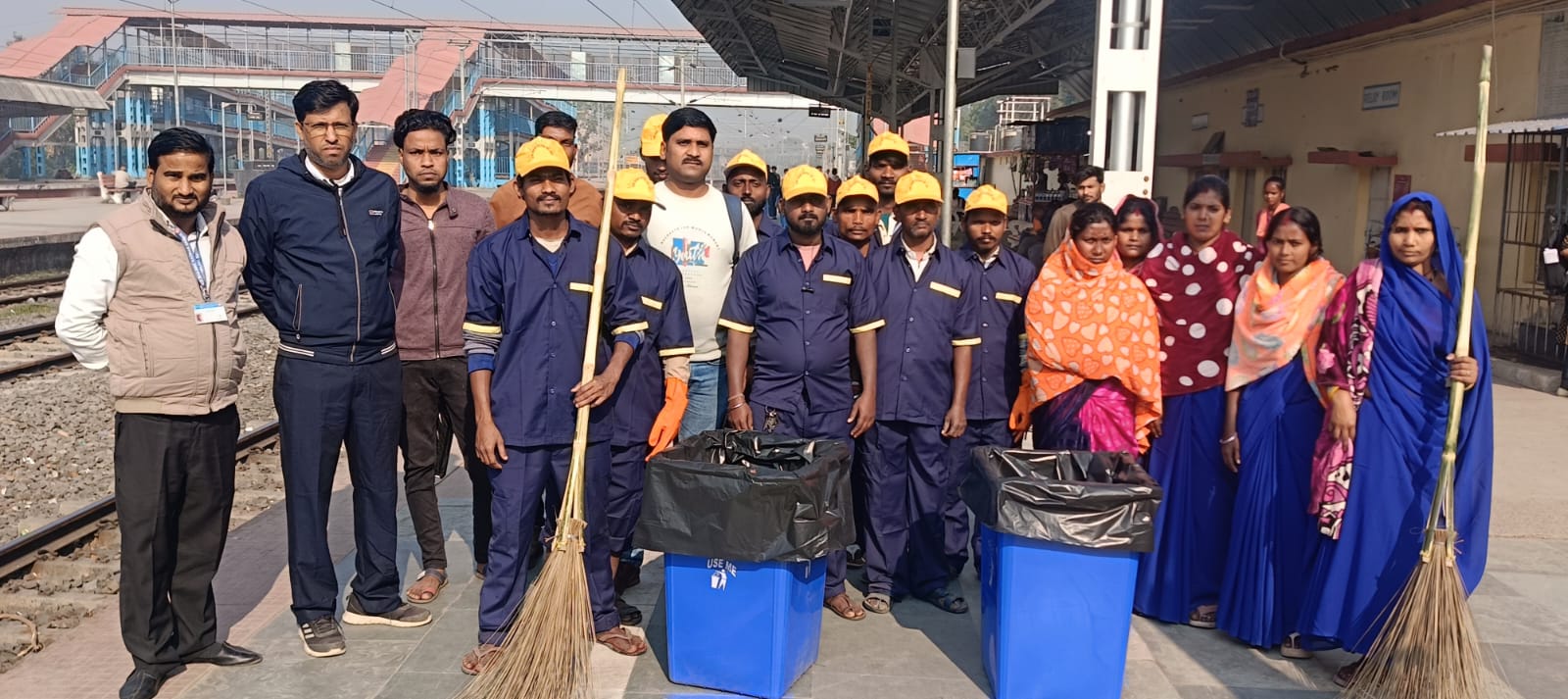 अररिया फोटो:स्टेशन पर कंपनी के सफाईकर्मी