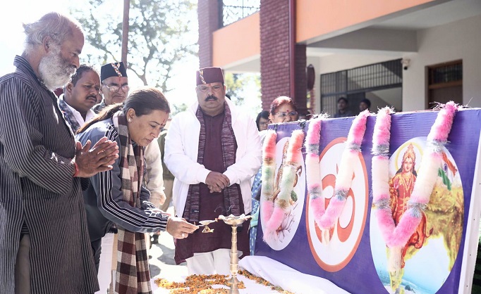 शेर सिंह कार्की मेमोरियल खेल प्रतियोगिता का शुभारंभ करती मंत्री रेखा आर्या। शेर सिंह कार्की मेमोरियल खेल प्रतियोगिता का शुभारंभ करती मंत्री रेखा आर्या।
