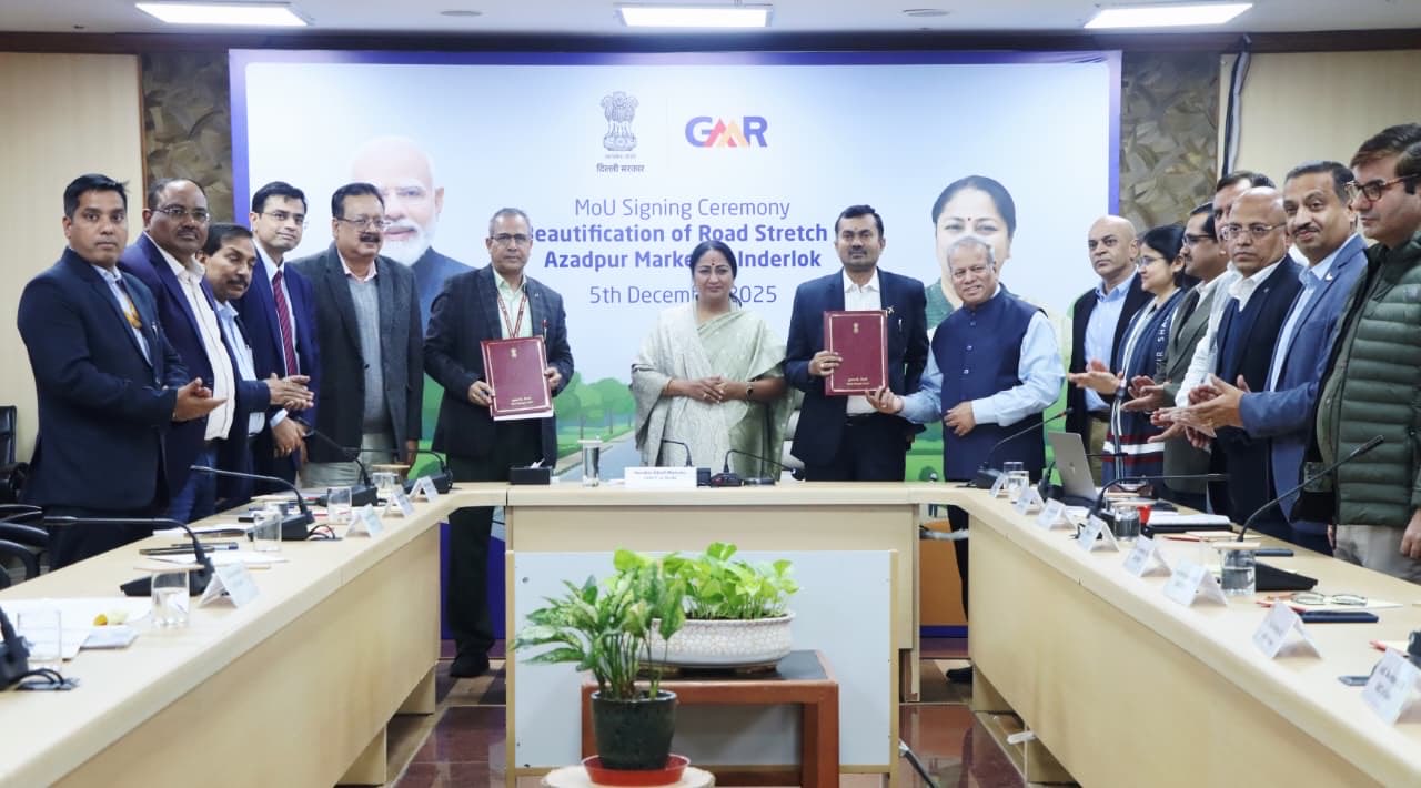 दिल्ली सचिवालय में मुख्यमंत्री रेखा गुप्ता की मौजूदगी में शुक्रवार को पीडब्ल्यूडी और जीएमआर समूह के बीच आजादपुर मार्केट से इंद्रलोक तक सड़क सौंदर्यीकरण के लिए समझौता ज्ञापन पर हस्ताक्षर करते हुए दिल्ली सचिवालय में मुख्यमंत्री रेखा गुप्ता की मौजूदगी में शुक्रवार को पीडब्ल्यूडी और जीएमआर समूह के बीच आजादपुर मार्केट से इंद्रलोक तक सड़क सौंदर्यीकरण के लिए समझौता ज्ञापन पर हस्ताक्षर करते हुए
