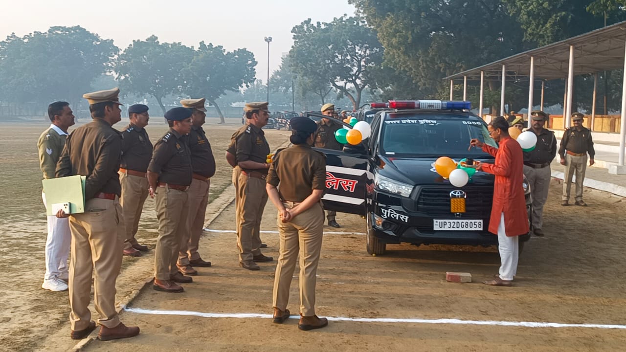 गाड़ियों को रवाना करती एसपी गाड़ियों को रवाना करती एसपी