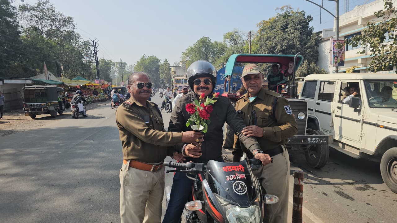 नियमो का पालन करने वालों को यातायात पुलिस ने भेंट किए गुलाब. नियमो का पालन करने वालों को यातायात पुलिस ने भेंट किए गुलाब.