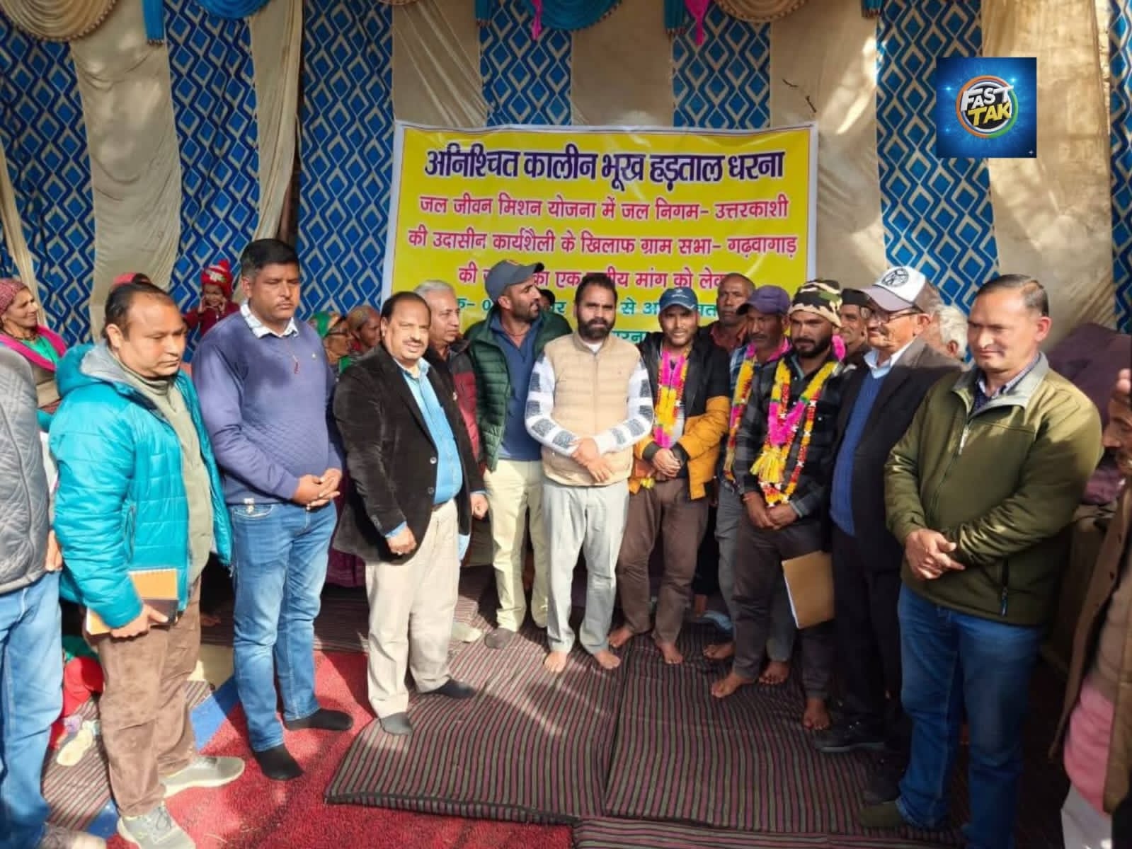 पूर्व जिला पंचायत अध्यक्ष के आश्वासन पर धरना समाप्त