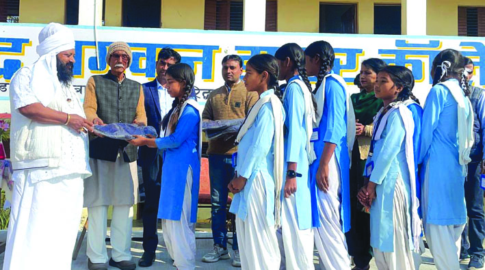 स्वेटर वितरित करते हुए महन्त जयेंद्र मुनि स्वेटर वितरित करते हुए महन्त जयेंद्र मुनि